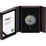 Sběratelská investiční mince 2000 Francs Duch kmene Komančů high relief, antique, kolorovaná 2 oz Ag 2024 - Obrázek 3